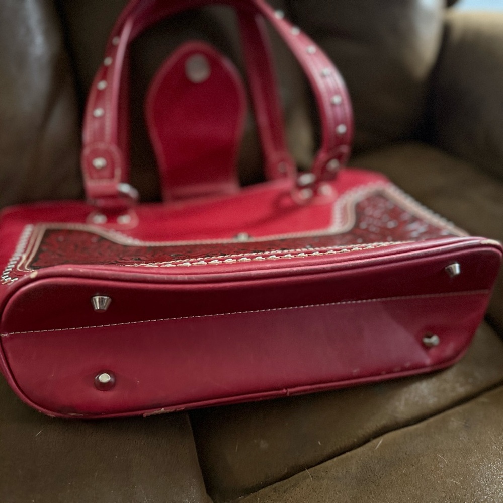 Elegant Red Embossed Handbag & Wallet - Picture 3 of 15